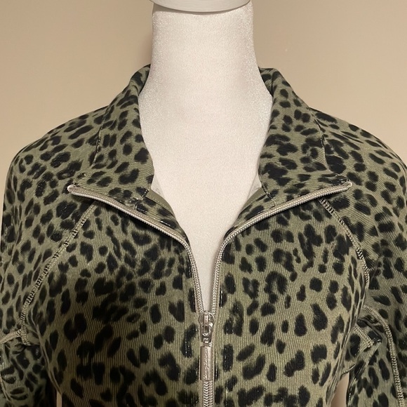 Tommy Bahama Olive green & Black leopard print zip up sweater jacket woman’s SP - Picture 2 of 11